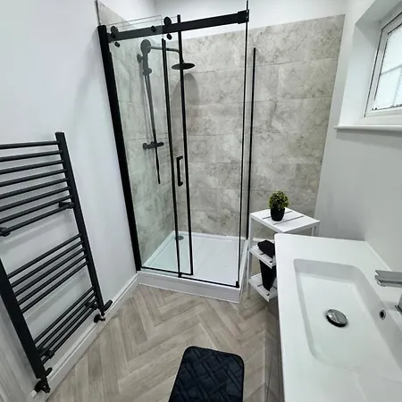 Modern 3 Bedroom In Egremont, Western District, Sleeps Up To 6
