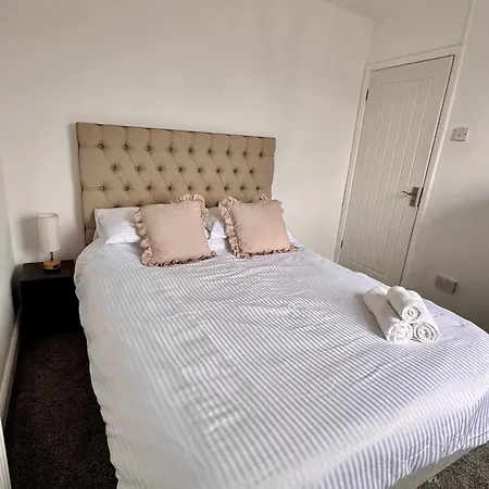 Modern 3 Bedroom In Egremont, Western District, Sleeps Up To 6 *