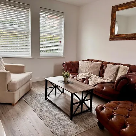 Modern 3 Bedroom In Egremont, Western District, Sleeps Up To 6 *